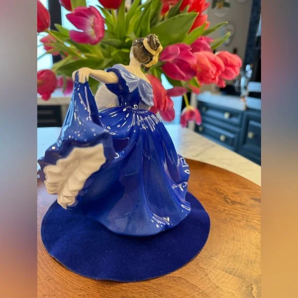 Royal Doulton figurine “Elaine”. Pretty Ladies fine bone china. - Picture 4 of 8